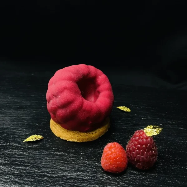 Dessert trompe-l'œil en forme de framboise, originalité fruitée et réaliste