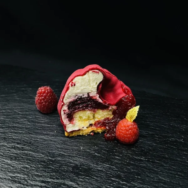 Dessert trompe-l'œil en forme de framboise, originalité fruitée et réaliste