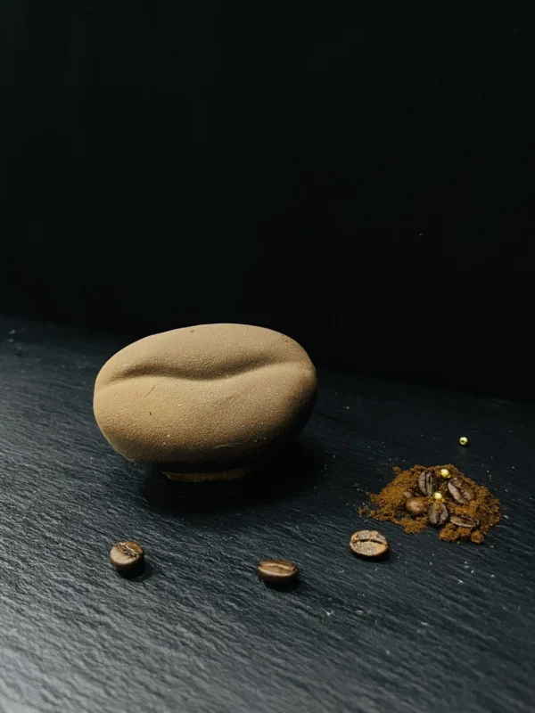 Dessert trompe-l'œil en forme de graine de café, saveur intense et réaliste