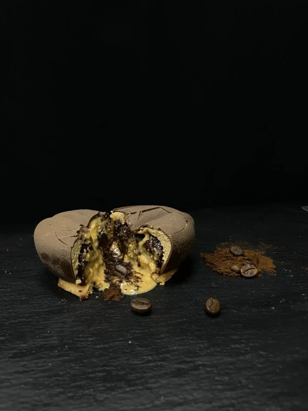 Dessert trompe-l'œil en forme de graine de café, saveur intense et réaliste
