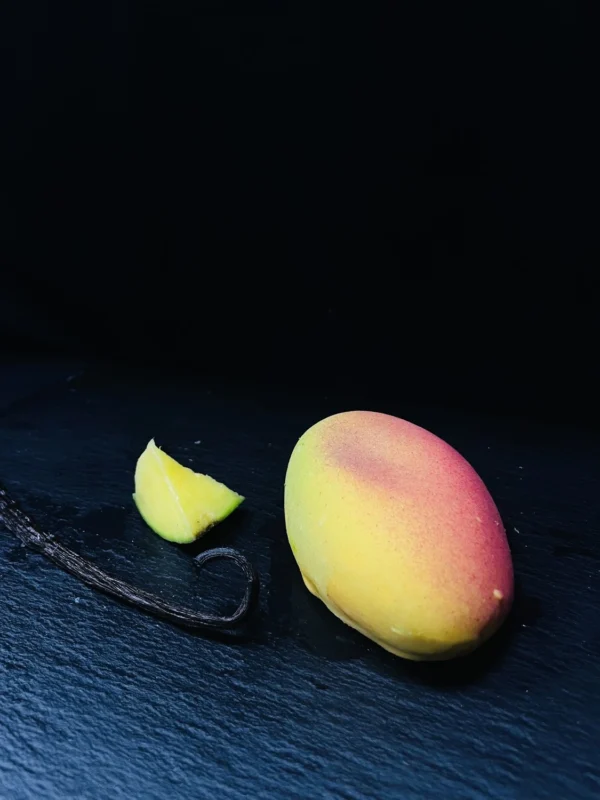 Dessert trompe-l'œil en forme de mangue, création fruitée et réaliste