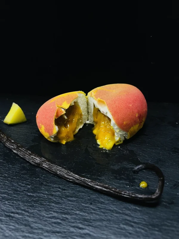 Dessert trompe-l'œil en forme de mangue, création fruitée et réaliste