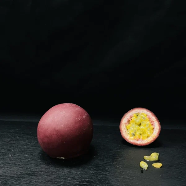 Dessert trompe-l'œil en forme de fruit de la passion, création exotique et élégante