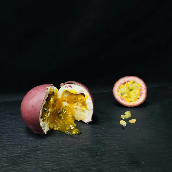 Dessert trompe-l'œil en forme de fruit de la passion, création exotique et élégante