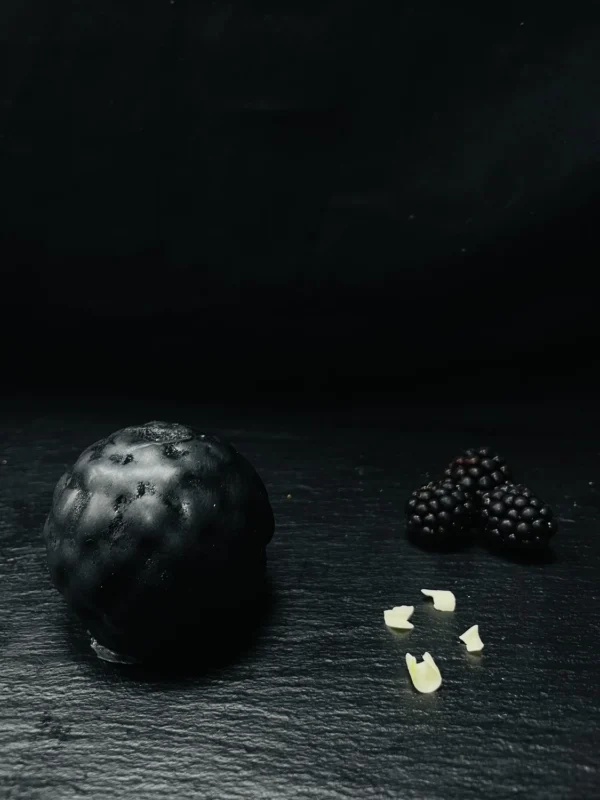 Dessert trompe-l'œil en forme de mûre, création fruitée et réaliste