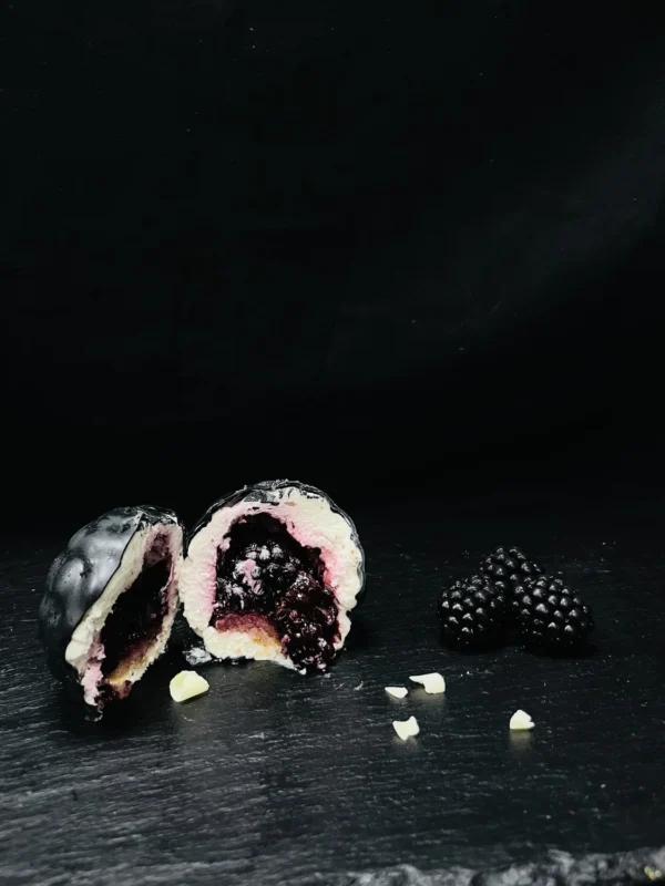 Dessert trompe-l'œil en forme de mûre, création fruitée et réaliste