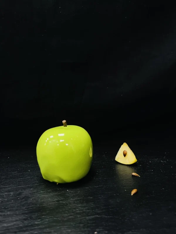 Dessert trompe-l'œil en forme de pomme verte, création fraîche et fruitée