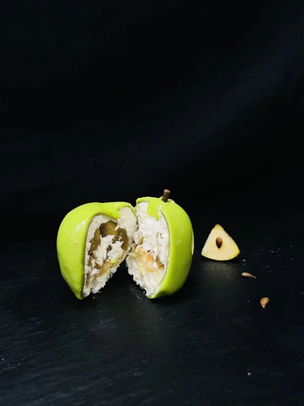 Dessert trompe-l'œil en forme de pomme verte, création fraîche et fruitée