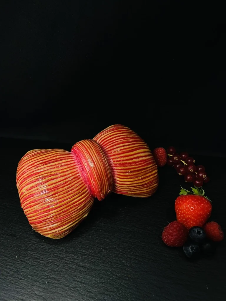 Viennoiserie Nœud Papillon feuilletée et colorée, dessert élégant et croustillant