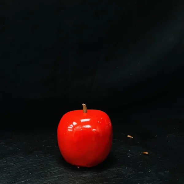 Dessert trompe-l'œil en forme de pomme rouge, création gourmande et réaliste