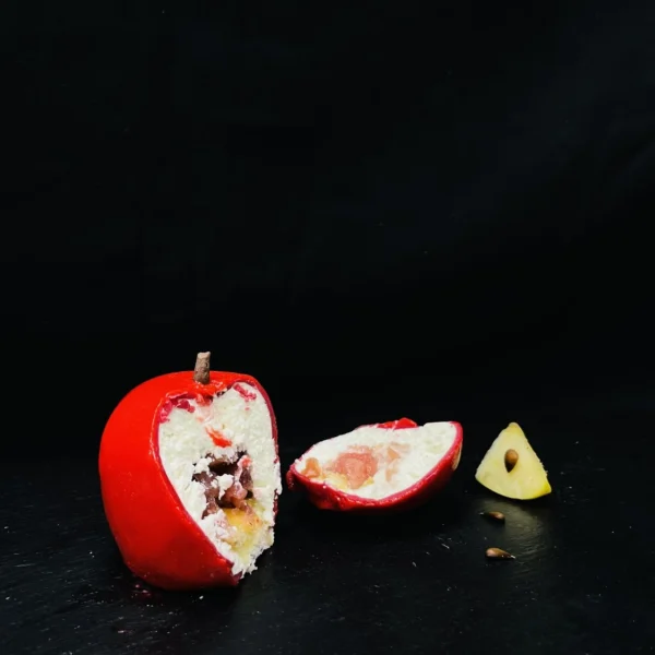 Dessert trompe-l'œil en forme de pomme rouge, création gourmande et réaliste