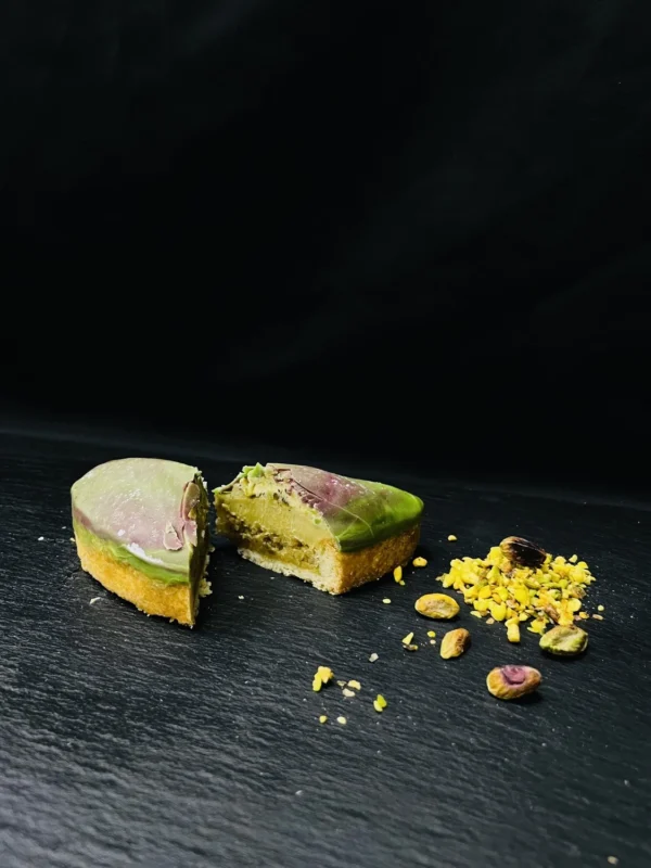 Tartelette trompe-l'œil à la pistache, dessert créatif et raffiné