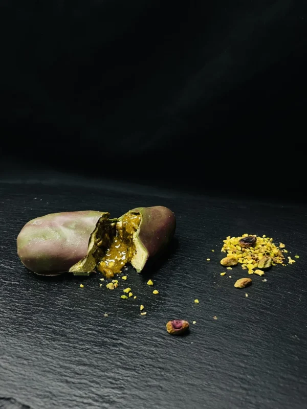 Dessert trompe-l'œil en forme de pistache, création unique et gourmande
