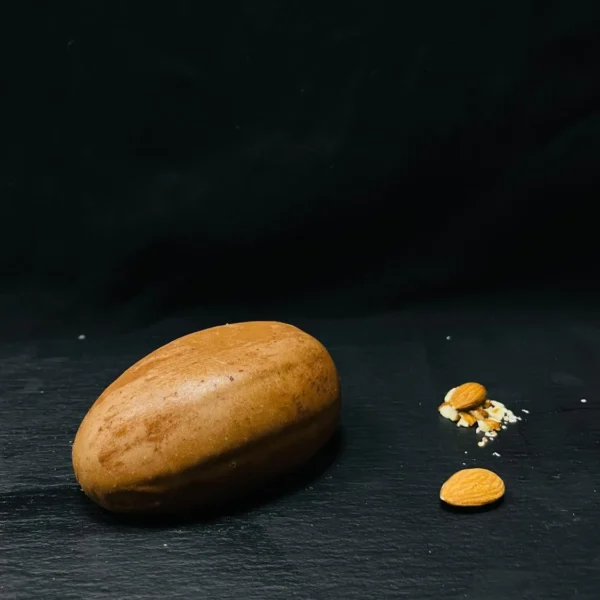 Dessert trompe-l'œil en forme d'amande, création raffinée et réaliste